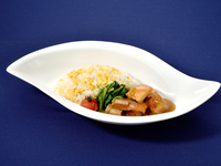 豚三枚肉の煮込みと玉子のピラフ　八角の香り