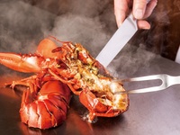 5月1日～6月末まで<初夏の味覚コース>沖縄県産いかの前菜、エスカルゴとズッキーニ、オマール海老をアメリケーヌソースで、神戸牛ロース（100g）ガーリックライスまで。