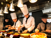 10%OFF【GWのお出かけに4/30.5/1】ディナー！夜にはローストビーフ、握りたてお寿司、揚げたての天麩羅が登場！