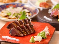 6月～8月【土佐の地酒飲み放題】名物かつをの藁焼き塩たたきと豚肩ロースの藁焼き　全15品【龍馬コース】
