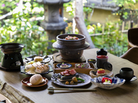From May 25th, private rooms overlooking the garden are available for entertaining guests. The "Ultimate Garden Kaiseki Course" includes: 'Homemade Tofu / Abalone and Seasonal Fish with Sea Urchin' & 'Roasted Japanese Black Beef / Goldeneye Snapper Clay Pot Rice'. Special weekday price: 9,900 yen (tax included).