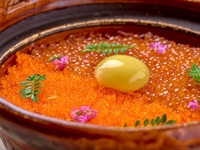 The summer [Premium Course] is a course packed with all of our specialties, including "Selected Wagyu Beef and Sea Urchin Yukhoe Dog," "Selected Fillet Beef Spicy Brioche Cutlet Sandwich with Spicy Sauce," and "Salmon Roe and Flying Fish Roe Clay Pot Rice."