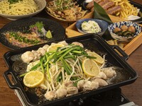 【池袋限定宴会プラン】博多もつ鍋orレモン香るもつ鉄板焼きから選べるメイン×胡麻ぶりなど全8品　2時間飲み放題付き4,000円　