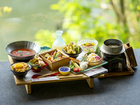 京丼五種食べ比べ膳~鱧と夏野菜　納涼トマト鍋~（夏ver./2026.6月1日～）