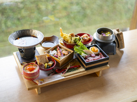 京丼五種食べ比べ膳~和牛と山菜の月見すき焼き鍋~（ 春ver./2026.3月1日～）　