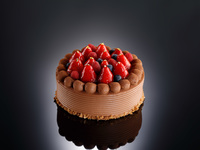Strawberry and fresh chocolate cream decorated cake (size 5 / 15cm)