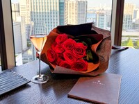 [Proposal Plan with Guaranteed Window Seat] Includes a celebratory champagne toast + Smoke & Fire 7-course meal, with the main course being "Wood-fired Japanese beef fillet," an anniversary cake, and a bouquet of 12 red roses.
