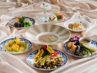 【主廚推薦套餐】共7道菜，包括海蜇開胃菜、國產牛裡肌炒時蔬菜等。