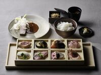 [Lunch] Includes a tea blending experience and a special monthly course featuring seasonal ingredients.