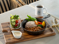 [Light Meal Set] Shrimp and Scallop Tomato Curry with Mixed Grain Rice | 2,400 yen