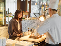 開催は6/30まで！【10周年記念企画：平日限定】＜閉店まで時間無制限&飲み放題付き＞ディナー！夜にはローストビーフ、握りたてお寿司、揚げたての天麩羅が登場！