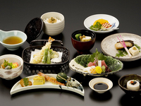 [Transport inklusive] Kaiseki-Dinner am Flussufer: 10-Gänge-Menü mit gegrilltem Ayu (Süßwasserfisch), Kyoto-Küche und Natur, dazu japanisches Bier.