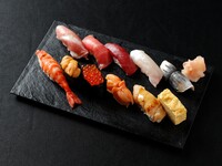 おまかせ握り (Omakase nigiri — chef's choice nigiri)