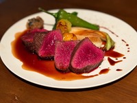 【旬の食材を活かした全7品プレミアムコース】アミューズ / 前菜 / 有機野菜の温菜 / お肉の温菜 / メイン料理 / 〆 / デザート