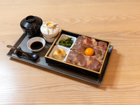 Một tô cơm sang trọng với thịt bò Wagyu áp chảo và lòng đỏ trứng.