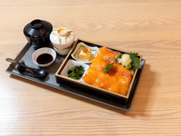 Colorful rice bowl with fatty salmon and salmon roe