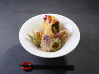 Exquisito bol de arroz tempura con verduras de la isla y gambas, servido con una lujosa barra de ensaladas.