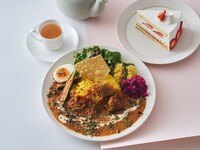【デザート＆ドリンク付きのスペシャルブランチ】バターチキンとトマトダールの2種スパイスカレー ミールス仕立て