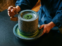 Kyoto: ad Arashiyama, partecipa a un'esperienza di preparazione di dolci e bevande con matcha macinato a pietra.