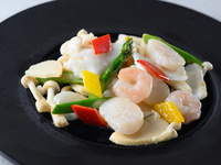 Lightly salted stir-fry of shrimp, squid, scallops and vegetables