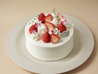 Freshly decorated cake with Yatsugatake strawberries [Size: 15cm]
