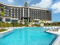 Island residents only: 75-minute body treatment with pool