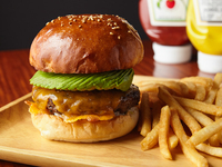 【Thịt bò Wagyu lông nâu】 Hamburger avoca-do phô mai