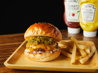 【黒毛和牛】メキシカンハラペーニョチーズバーガー