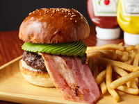 【Res de Matsusaka】 Hamburguesa de aguacate y tocino
