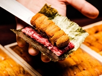 Private room guaranteed! The “Life-Changing Tenderloin Course” features “Selected Wagyu uni yukke dog”, “Spicy and savory brioche cutlet sandwich with selected tenderloin”, “A comparison of two types of selected Wagyu tenderloin from different regions”, and “Smoked black-haired Wagyu harami”.