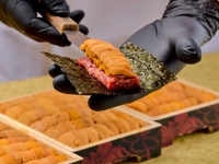 Private room guaranteed! The [Premium Course] includes “Selected Wagyu Uni Yukke Dog”, “Spicy & Savory Filet Mignon Brioche Cutlet Sandwich”, and “Grilled Sukiyaki with Premium Wagyu Filet ~Truffle & Rich Egg Yolk~”!