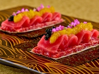Private room guaranteed: [Umeda Ushimitsu Grand Opening Course] Featuring 6 carefully selected grilled dishes, including “Wagyu beef and bluefin tuna yukke dog”, “Spicy tartar menchikatsu sandwich”, and “Crab and scallion salted pork tenderloin”.