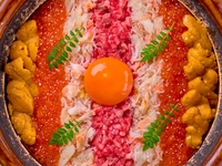 Private room guaranteed [VIP Course] A course featuring “Wagyu uni yukke dog”, “Thick-cut black wagyu tongue”, “Spicy and savory filet mignon brioche cutlet sandwich”, and “Premium wagyu filet shabu-shabu with rich egg yolk”.
