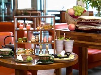 Peach & Muscat Afternoon Tea + Glass of Sparkling Wine 🍷