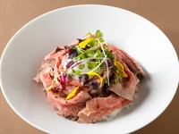 [Hokkaido Beef Roast Beef Bowl] Includes salad, dessert, soup, and coffee buffet