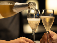 【Dinner】 2-hour open bar! A total of 4 dishes: signature Grilled Caesar Salad, main course, risotto, and more.