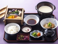 [9/19–11/20] Hikiage yuba and autumn salmon steamed in a seiro box meal