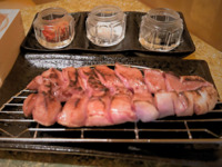 ☆ Gegrillte Lammzunge, serviert mit drei verschiedenen Salzsorten, und wahlweise Mala-Suppe oder Shabu-Shabu (vegetarisch).
