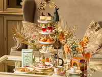 ② Arrangement with floral decorations