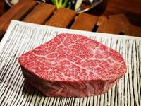 【黑毛與牛夏多布里昂套餐 KOTOBUKI】 是從一頭牛身上只能收穫 500 克的稀有珍貴部位。