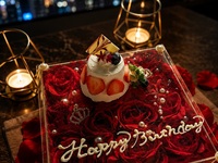 【記念日B〜百花繚乱 薔薇〜】乾杯オリジナルカクテル付 ☆薔薇のフラワーBOXでお祝い★旬の食材を使用したの特別コース（乾杯/苺のケーキ付）