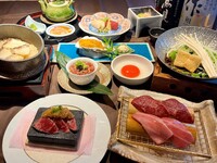 In September and October: “Bluefin tuna otoro & Wagyu sukiyaki”, “Torotaku rice bowl”, “Double main steak featuring carefully selected domestic beef & tuna cheek”, “Sea bream hissamubushi” – 5,454 yen (excluding tax)