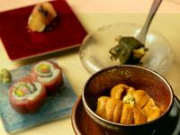 【畅饮套餐/尊享套餐】精选大量北海道产海胆及时令食材，搭配日本清酒享用。共20道菜（12个寿司/7道下酒小菜/汤品