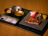 【Table Seating Steak Course】A 5-course menu including appetizer, grilled vegetables, Wagyu beef steak, a main dish, and dessert.