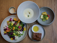 KOSA Salad Lunch+トッピング一品アップグレード+1ドリンク付き