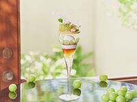 【平日限定】シャインマスカットとアールグレイの贅沢パフェ（コーヒーまたは紅茶1杯つき）