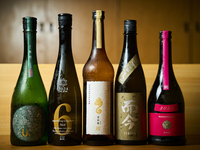 【茶室内享用抹茶】五种日本清酒搭配顶级金箔，以及极品寿司的Omakase套餐
