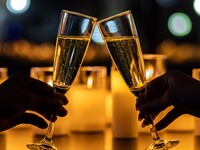 【Late-Night Anniversary Course for 10 PM and later】 Book-shaped appetizers and Angus beef grill steak, accompanied by a bubbly smoky toast cocktail and a flower wreath cake – a perfect anniversary plan for the late hours.