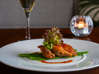 【SIGNATURE－シグネチャ－】シェフ特製の和牛やデザートを堪能＋乾杯酒＆食後のカフェ＆窓際確約