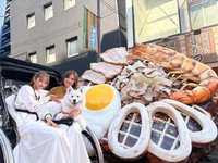 [Mofu Mofu Ride] Exploring Tsutenkaku with Samoyeds: Rickshaw ride & petting experience (weekdays)